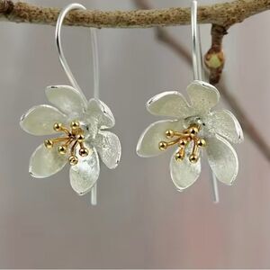 💕 NEW Elegant Silver and Gold Flower Drop Earrings 💕